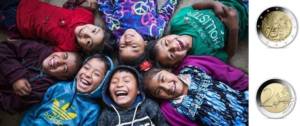 Jeunes enfants et pièce de 2euros pour l'Unicef sur le côté.