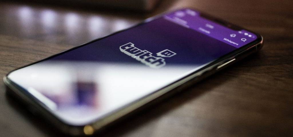 Smartphone avec l'application Twitch