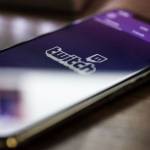 Smartphone avec l'application Twitch