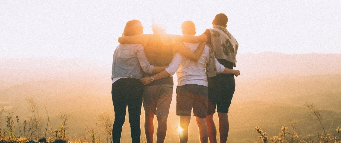 Nous Fomo, un média tourné vers les récits intimes et sensibles, les articles au long cours, qui mélangent le plaisir des mots bien tournés et les témoignages sonores dédié à la jeune génération 4 personnes de dos regardant le couché de soleil