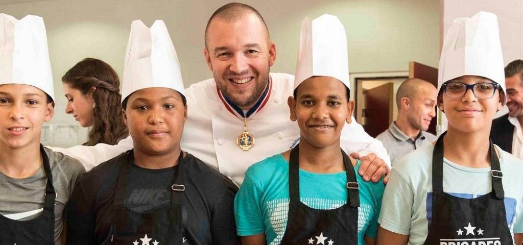 Chefs de « La Tablée des Chefs » entouré d'enfants