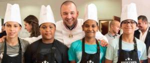 Chefs de « La Tablée des Chefs » entouré d'enfants