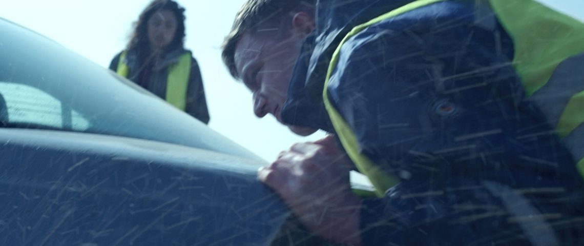 Marcel et Publicis Conseil signent la dernière campagne d'Orange à destination des TPE et des indépendants Homme poussant une voiture sous la pluie