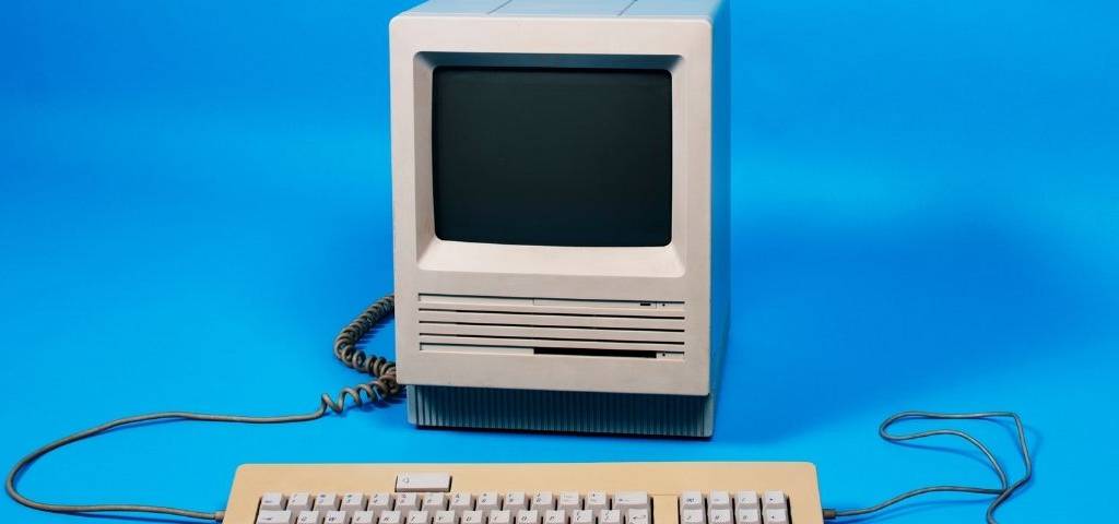 Comment la fonction publique récupère la confiance de ses administrés en digitalisant ses événements Un vieil ordinateur