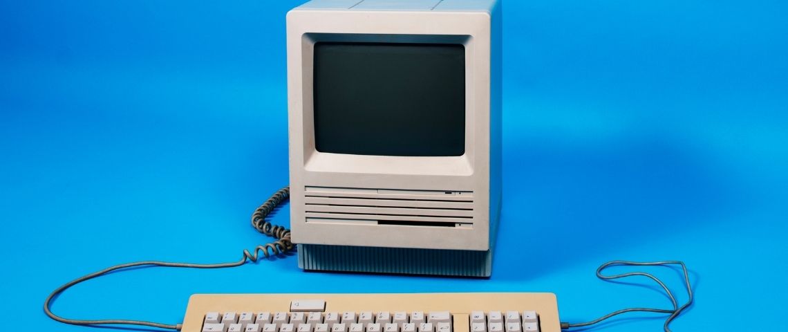 Comment la fonction publique récupère la confiance de ses administrés en digitalisant ses événements Un vieil ordinateur