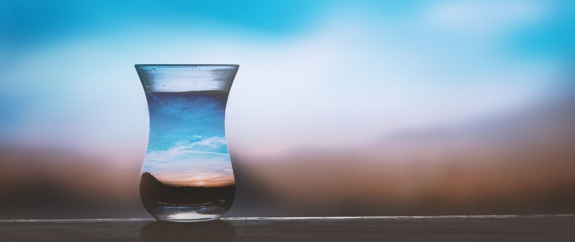 Parce que chaque goutte compte, GARDENA soutient les programmes d'eau, d'assainissement et d'hygiène d'UNICEF pour les enfants et les familles du monde entier depuis 2018. Eau dans un vase avec un ecosystème reconstitué