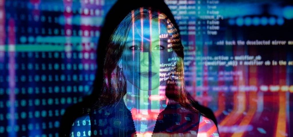 Femmes recouverte de lignes de code informatique