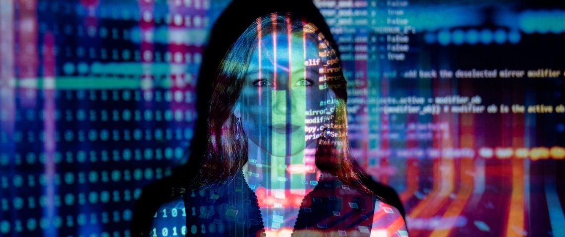 Ironhack Paris et Vinted s’unissent pour encourager le développement de la formation des femmes dans les métiers de la tech. Femmes recouverte de lignes de code informatique