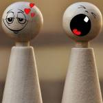 Petits personnages en bois faisant des grimaces