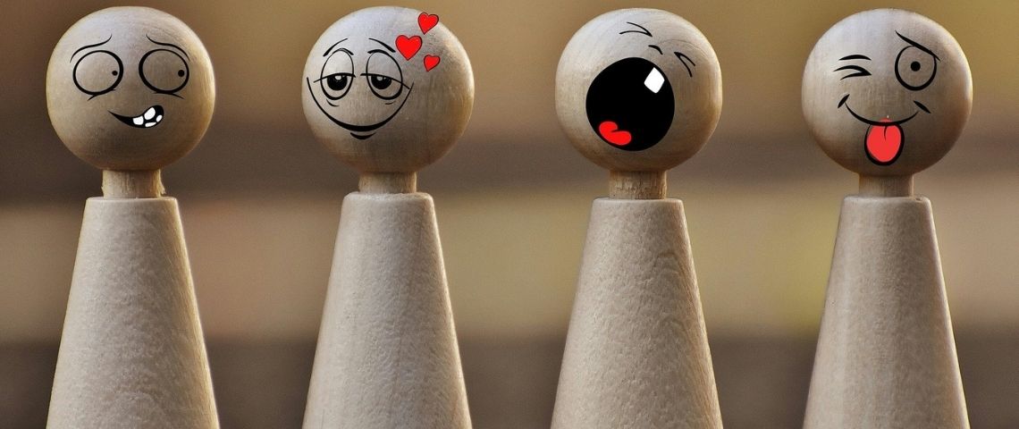 Le groupe Juratoys est partenaire du WWF France afin d’augmenter progressivement sa part d’approvisionnement en matières premières durables. Petits personnages en bois faisant des grimaces