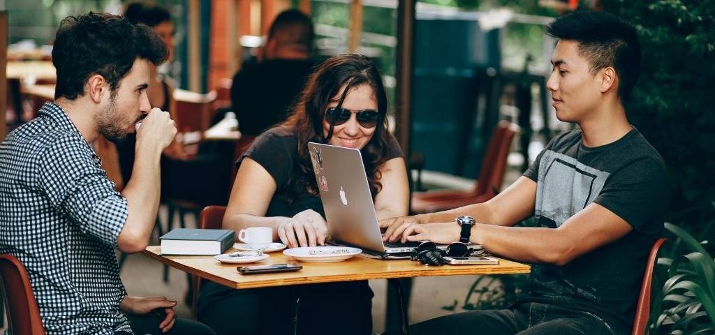 Jeunes en réunion de travail