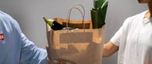 Personne donnant un sac de nourriture à une autre personne