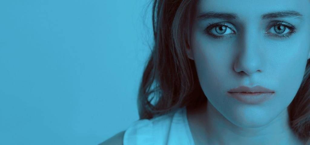 Femme, le regard triste