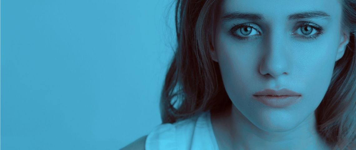 Le mouvement #RegardeMoiBien, lancé le 4 mars 2021 par la Fondation des Femmes, a pour ambition de faire de la journée internationale des droits des femmes un jour de lutte contre l’indifférence dont elles sont victimes. Femme, le regard triste