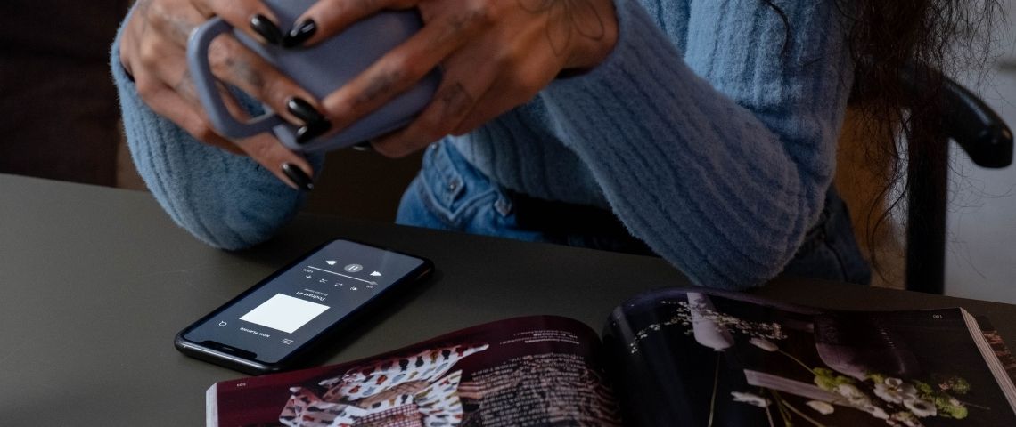 Spotify France lance « Mon Daily » une fonctionnalité innovante qui réunit le meilleur des deux mondes : de la musique personnalisée et des podcasts d’actualité Femme écoutant un podcast une tasse à la main