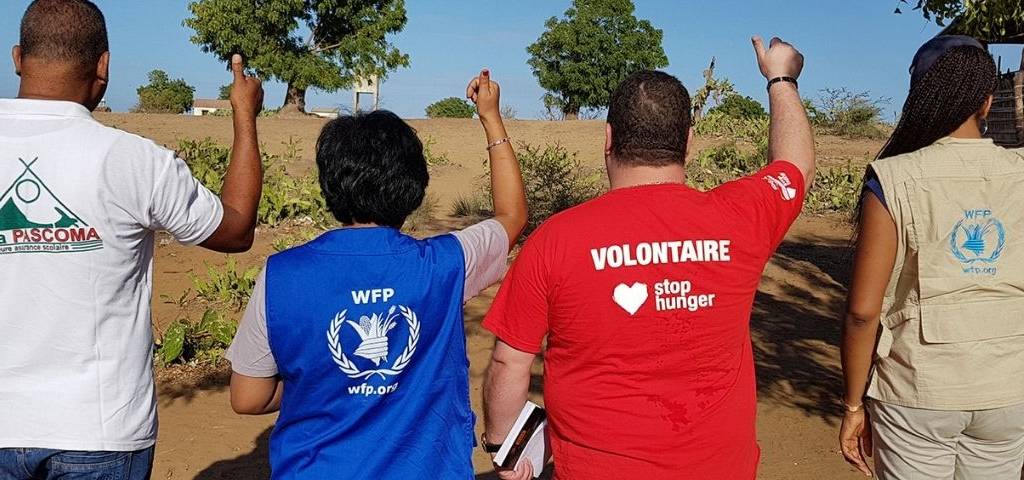 Bénévole des associations Ona Pascoma, WFP, Stop Hunger de dos avec le pouce levé