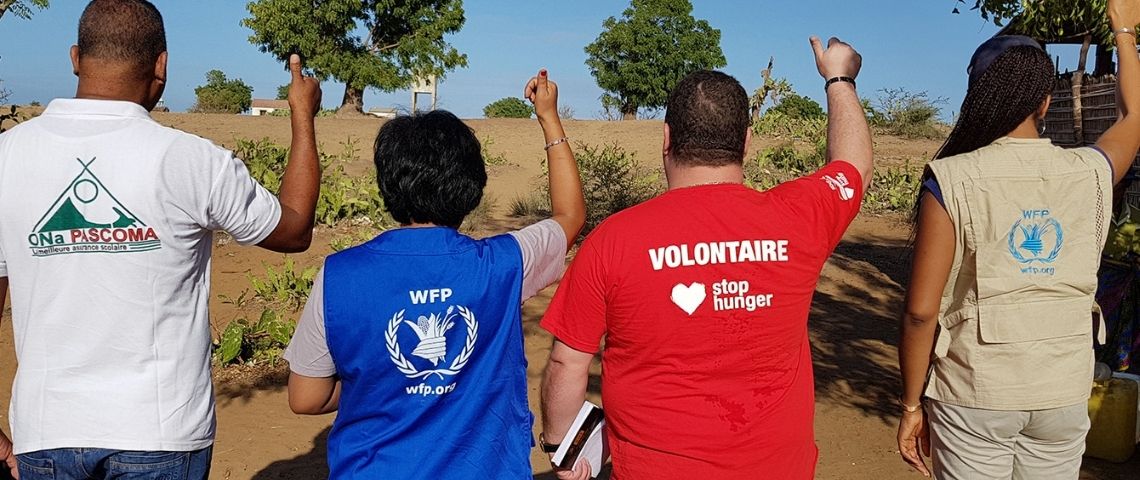 Stop Hunger rassemble ses partenaires et ses donateurs autour d’une émission spéciale inédite « Unis pour un monde sans faim », diffusée le 11 mars 2021 à 19h Bénévole des associations Ona Pascoma, WFP, Stop Hunger de dos avec le pouce levé