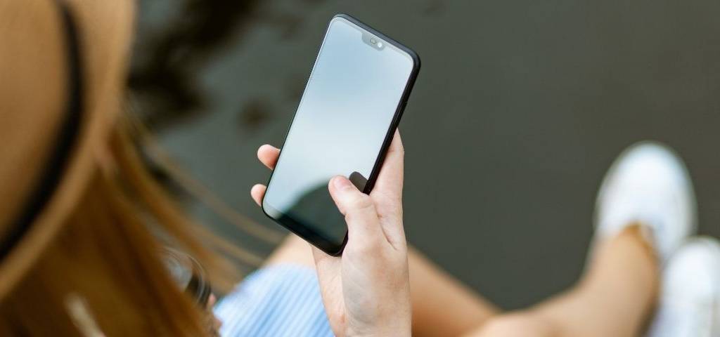 Jeune fille regardant son smartphone