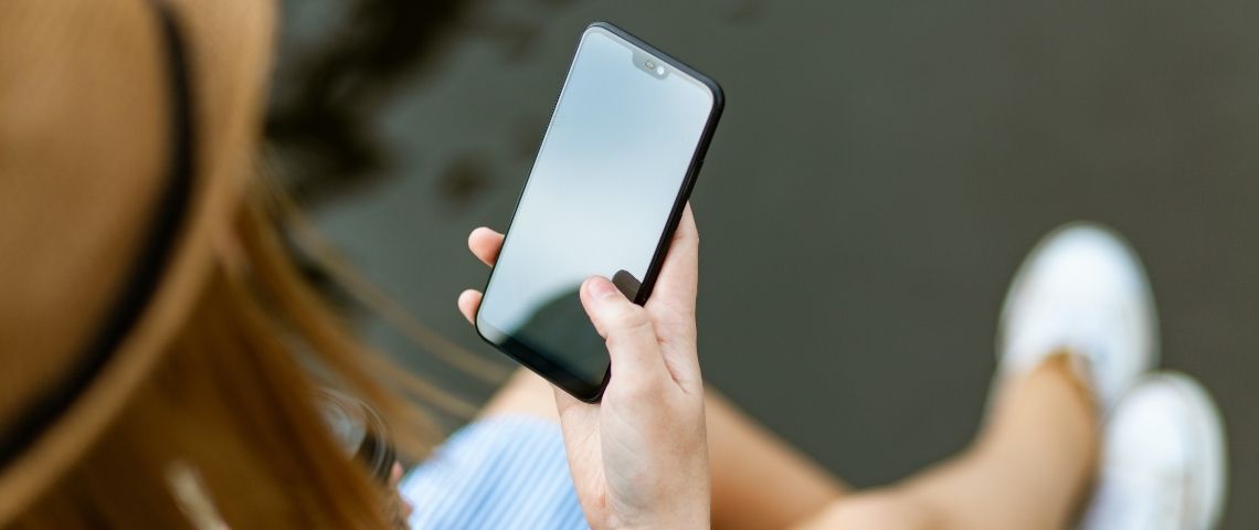 Taboola et Unify annonce un partenariat stratégique qui a pour principal objectif de générer des revenus en stimulant l'engagement des lecteurs des médias Unify, afin d’augmenter le temps passé par session sur tous types d’appareils. Jeune fille regardant son smartphone