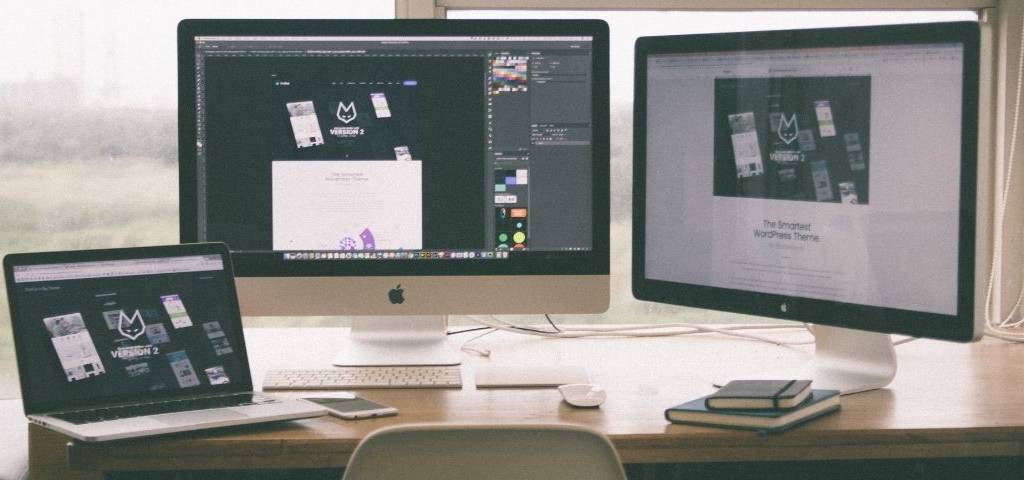 3 écrans de différentes tailles sur un bureau