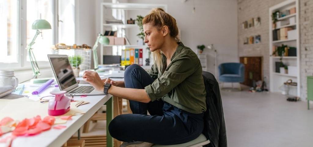 Une femme travaille sur son laptop