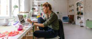 Une femme travaille sur son laptop