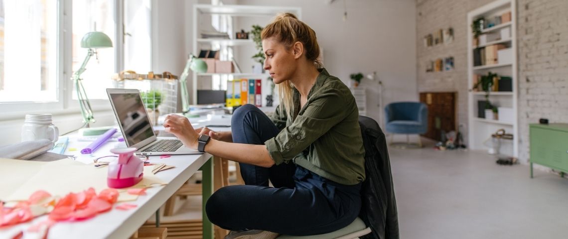 Le temps partagé : un mode de travail flexible pour un meilleur équilibre entre vie pro et perso Une femme travaille sur son laptop