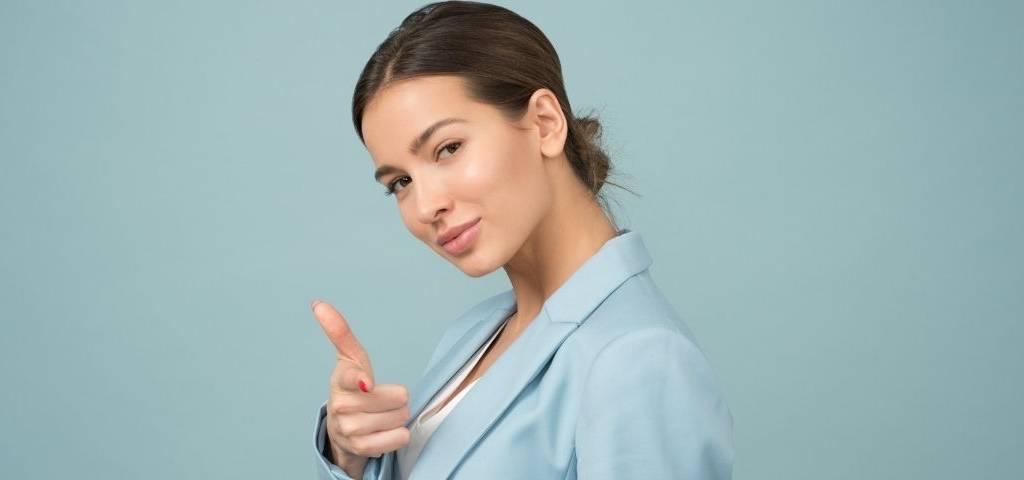 Femme faisant un clin d'oeil