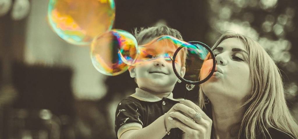Maman faisant des bulles avec son petit garçon
