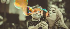 Maman faisant des bulles avec son petit garçon