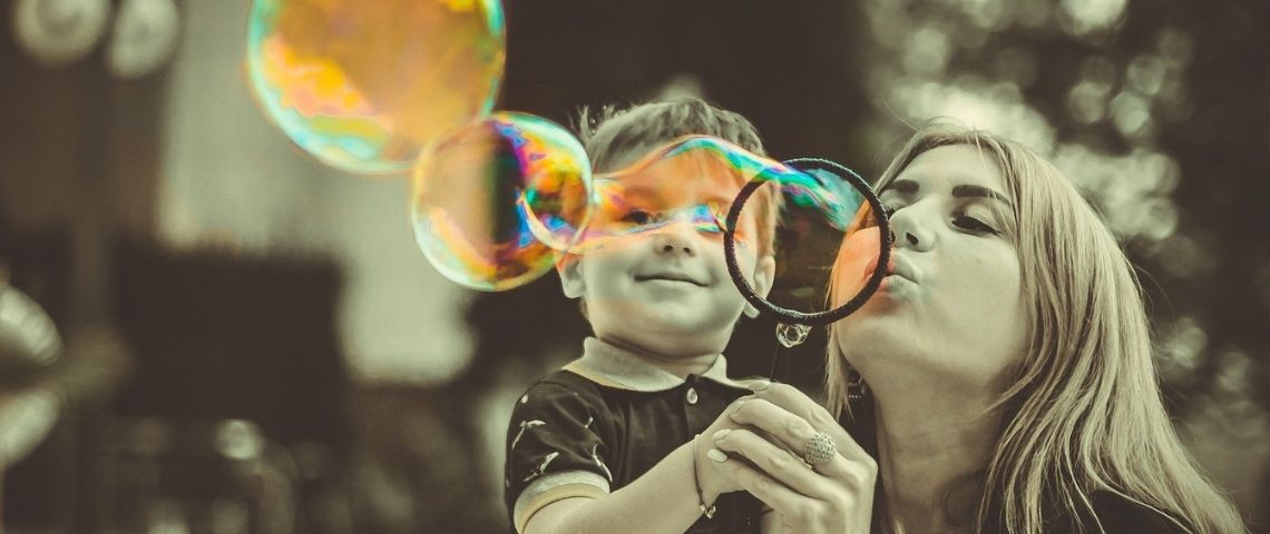 Com’ des Enfants, agence de conseil stratégique experte en marketing générationnel, s’associe à 3 agences européennes pour créer The League et répondre ensemble aux problématiques stratégiques des marques « famille » de 5 pays. Maman faisant des bulles avec son petit garçon