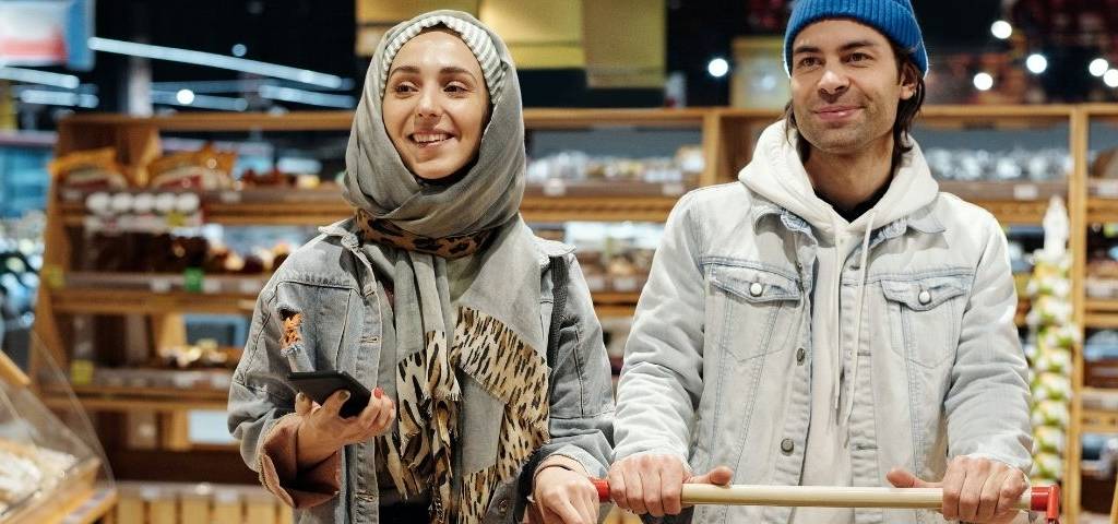 Couple faisant ses courses avec un portable à la main