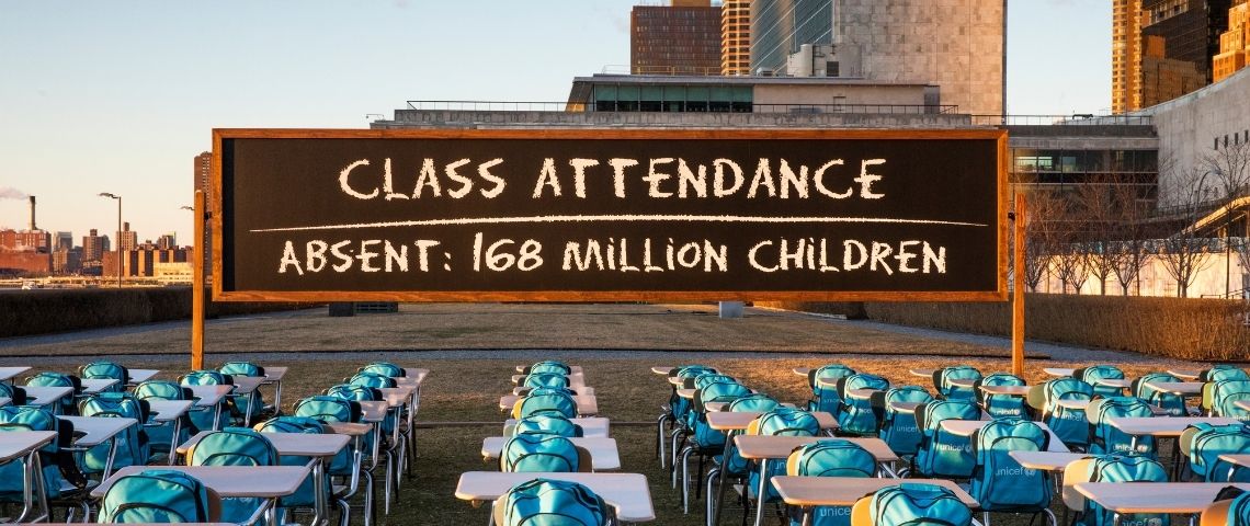 La « Salle de classe de la pandémie » présentée par UNICEF au Siège de l’ONU à New York souligne la nécessité, pour les gouvernements, de privilégier la réouverture des écoles. 168 tables et chaises vides au siège de l'ONU