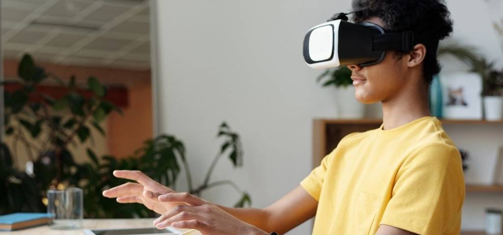 Jeune homme avec un casque de réalité augmentée