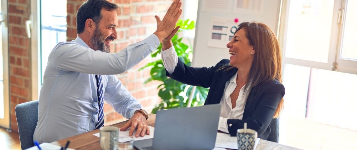 AppCom Une femme et un homme avec l'ai satisfait. Ils se tapent dans la main. Ils sont au bureau.