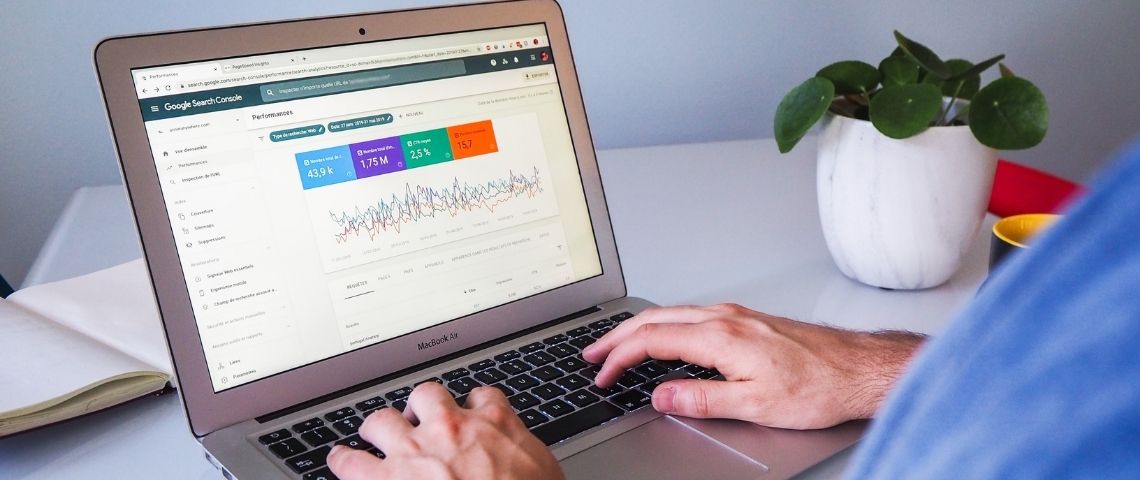 Ecran d'ordinateur avec résultats analyse SEO