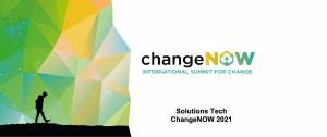 Visuel Change Now 2021. Un homme marche. Jeu de lumière