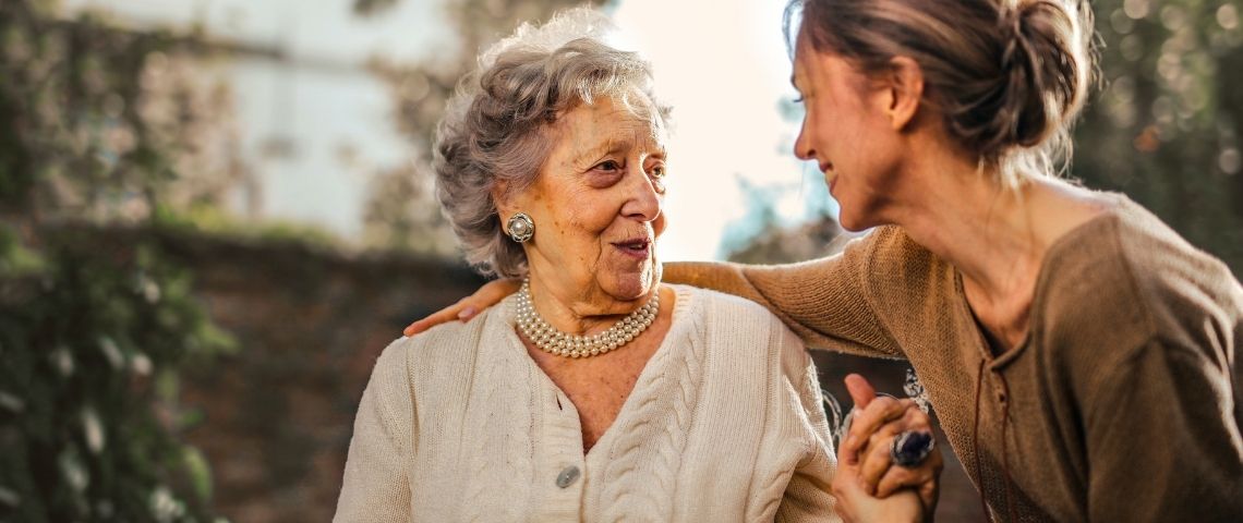 ColivioEA-1 Une femme âgée et une femme adulte qui discutent avec l'air heureux