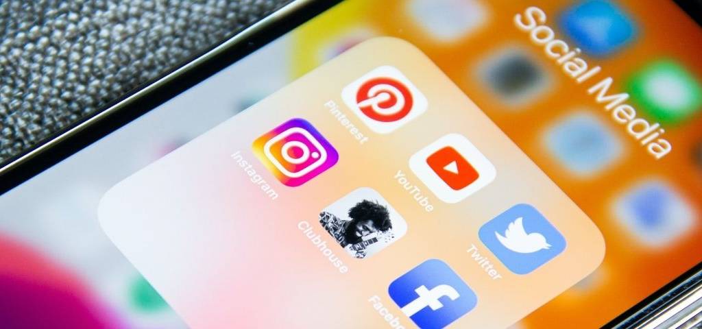 Logos réseaux sociaux sur smartphone