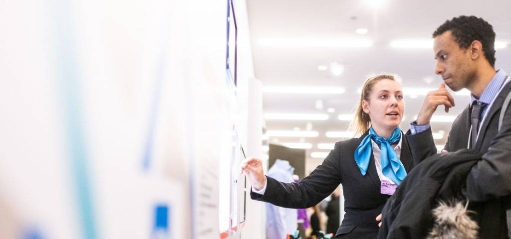 Une femme et un homme dans le cadre professionnel