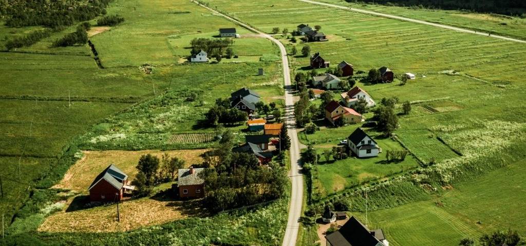 Ensemble de maisons en campagne