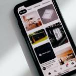 Smartphone présentant un fils de publications Pinterest