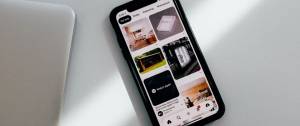 Smartphone présentant un fils de publications Pinterest