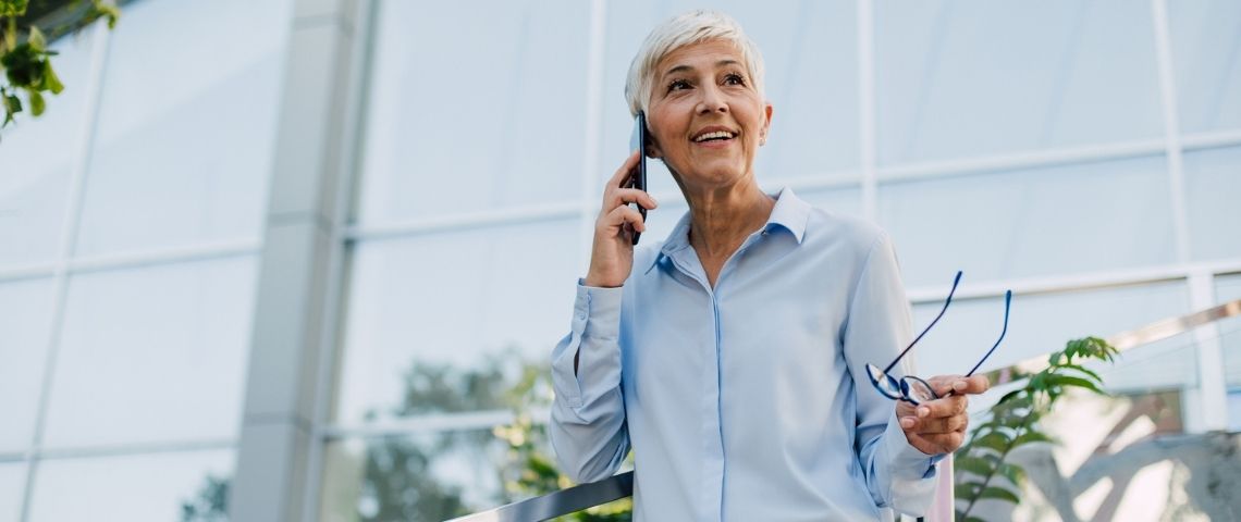 Comment devenir « boomer-friendly » sur les réseaux sociaux ? Une séniore au téléphone