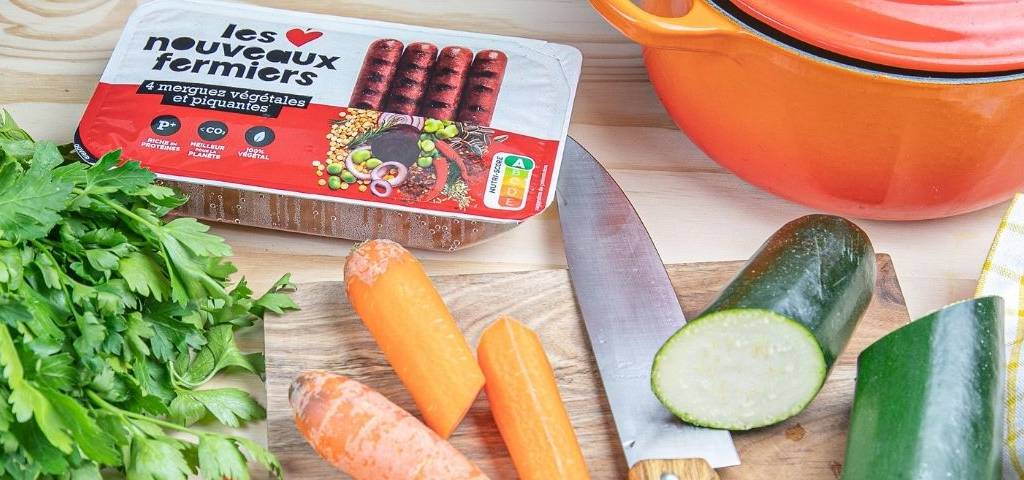 Campagne de lancement des nouvelles saucisses végétales par Les Nouveaux Fermiers, établi avec légumes, couteau, et les nouveaux produits de la marque