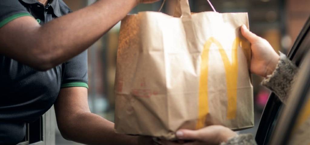 Drive McDonald's, une femme donne un sac à un homme dans une voiture