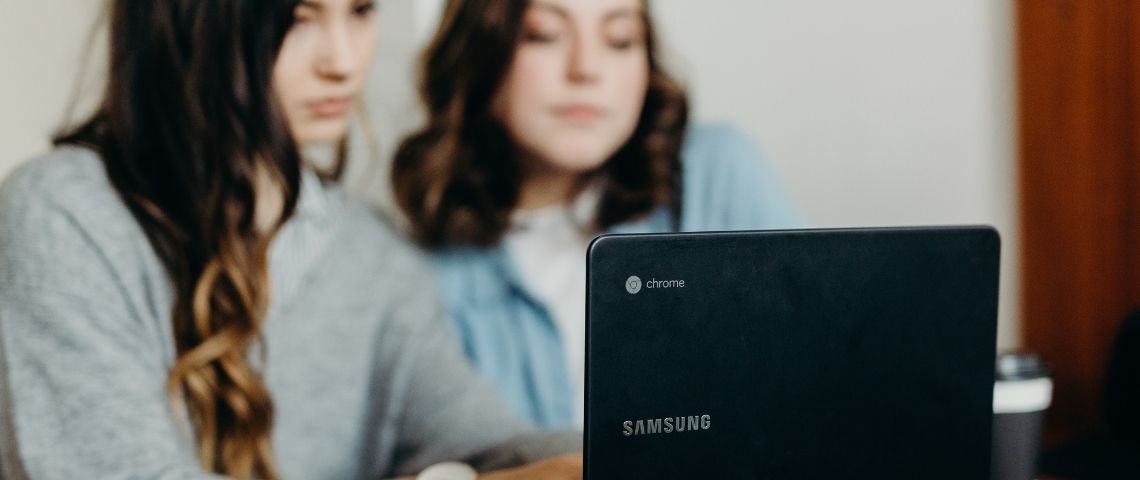 « UX Writing » : quelles bonnes pratiques à avoir pour réussir ? Deux filles devant un écran d'ordinateur