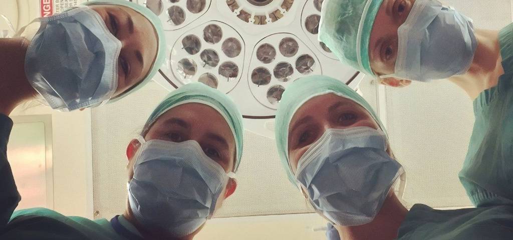 4 médecins qui nous regardent