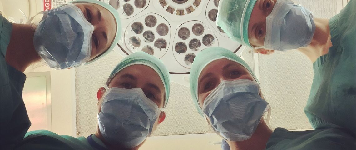MaQuestionMedicale 4 médecins qui nous regardent