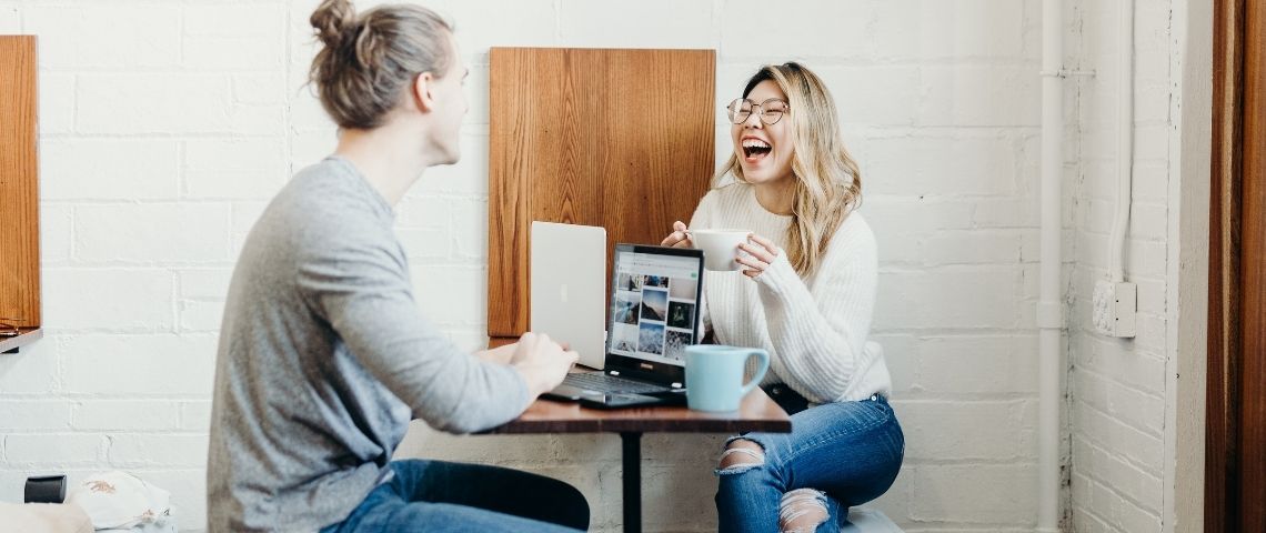 Comment la culture d’entreprise est-elle devenue aujourd’hui indispensable pour penser son futur ? Deux collègues de travail